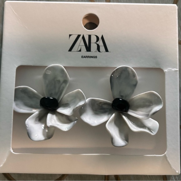 Zara Jewelry - Zara Black and Gray Floral Earrings